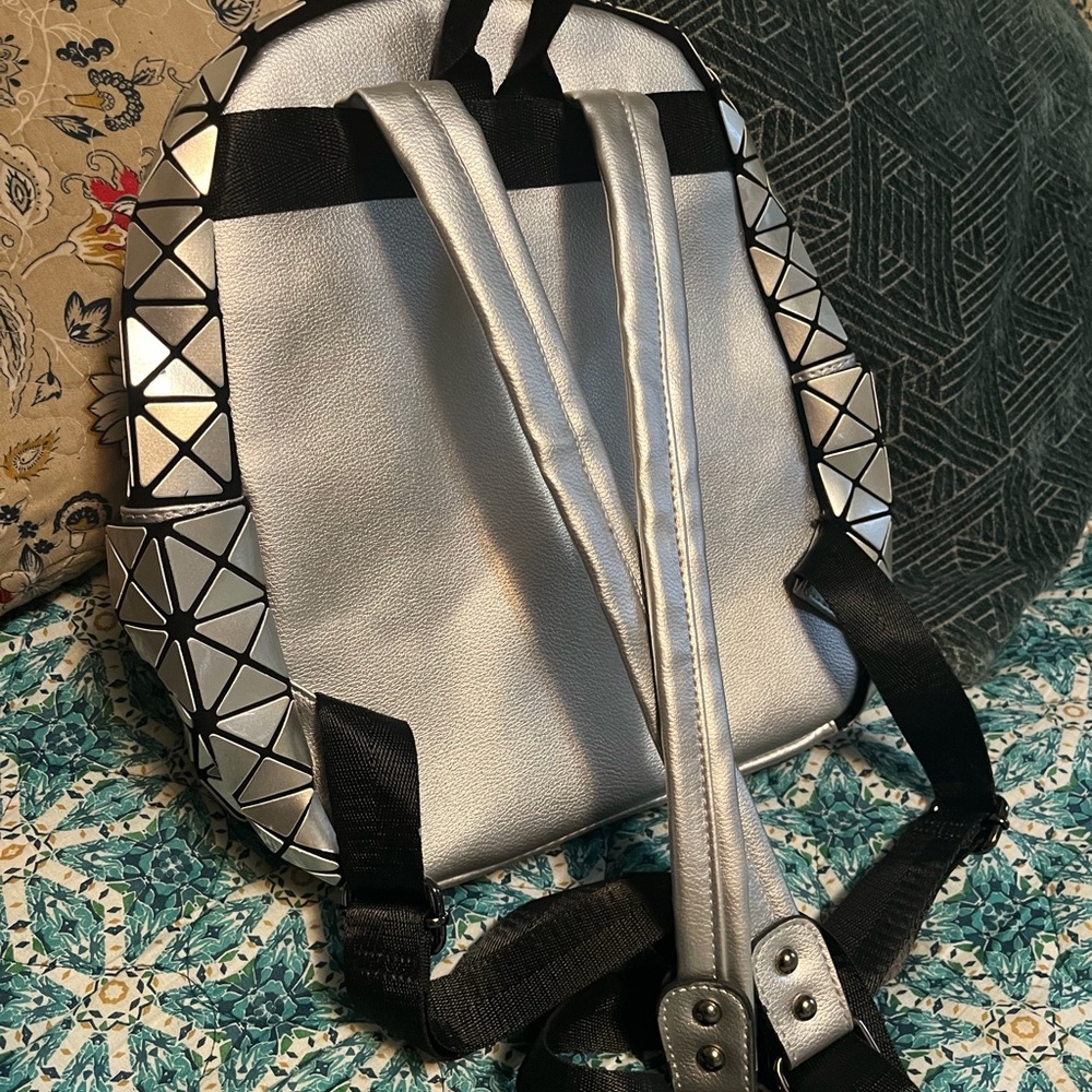 Geometric Design  Silver Backpack - Picture 4 of 10